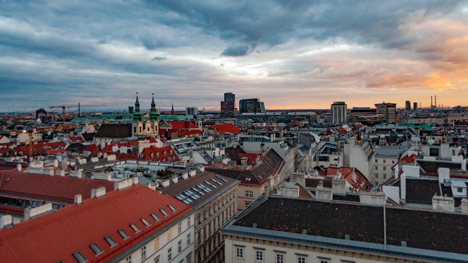 Das bild zeigt Dächer der Stadt Wien.